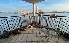 Very Large Ensuite Room With Wonderful View Over The River Thames In A Peaceful & Calm Residential Building - Shared Flat With 1 Host